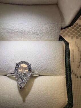 Pear-Shaped Clear Solitaire Ring in 14 kt white gold